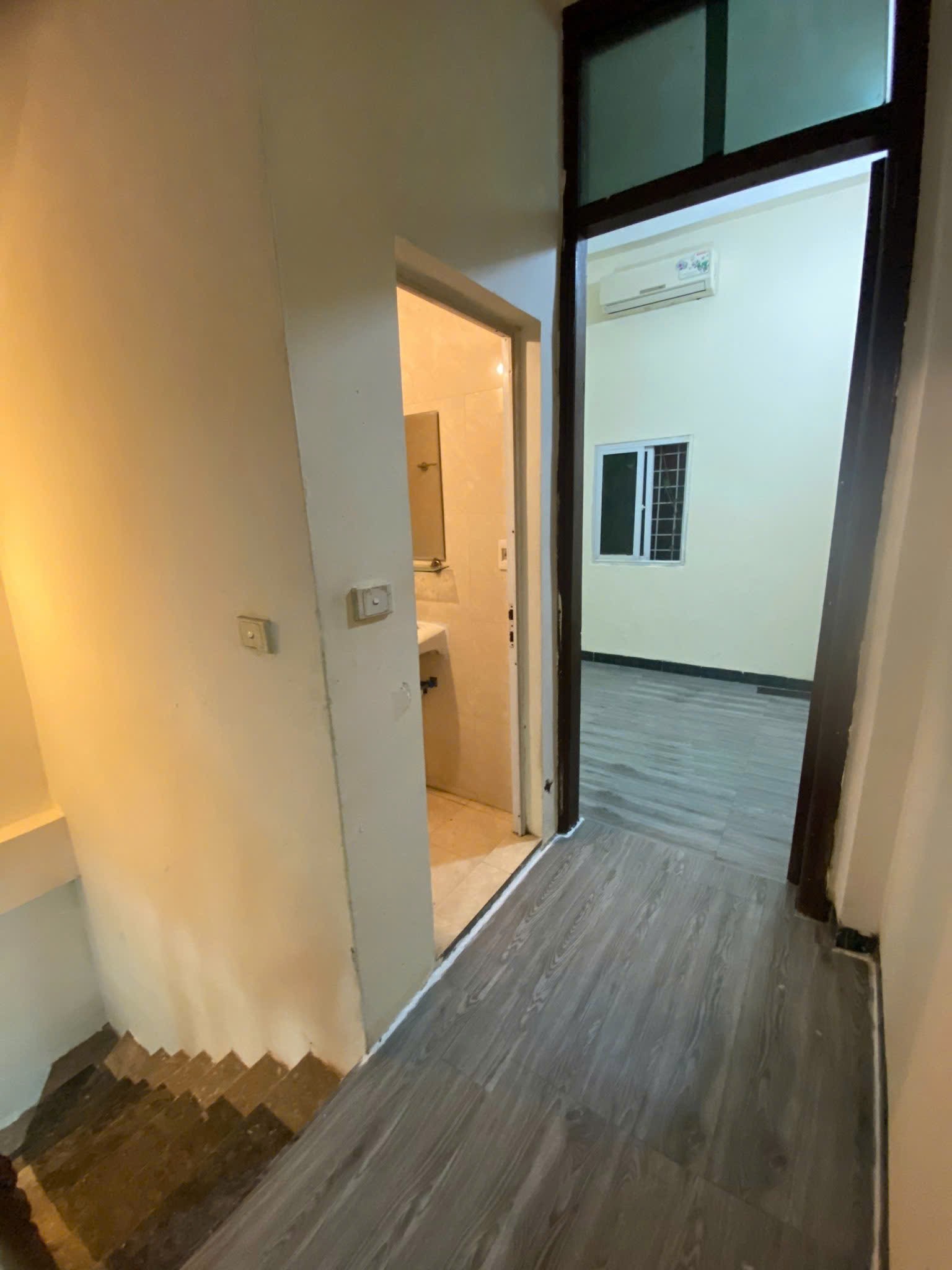 Cho thuê nhà ngõ 5 Hoàng Quốc Việt, Cầu Giấy 35M x 3T(3 ngủ) giá 10.5 triệu, 10M ra ô tô