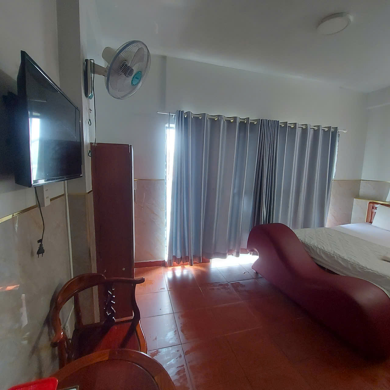 Sang khách sạn 18 phòng/có thang máy (giá 50 triệu) Quận Tân Phú.