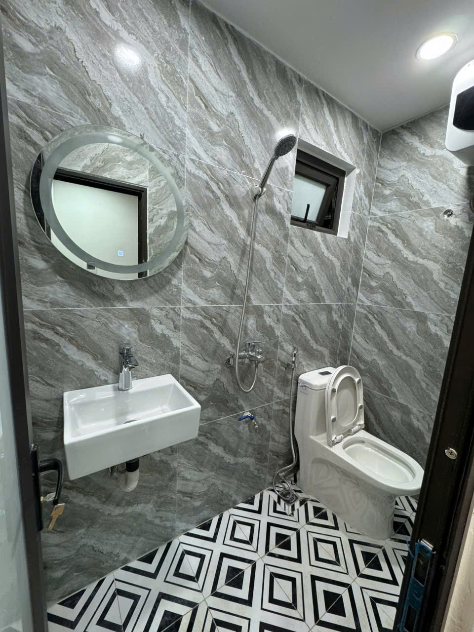 Cho thuê nhà mới, THANG MÁY, 90m2- 5T, Đào Duy Từ, Mã Mây, Hàng Bạc 3