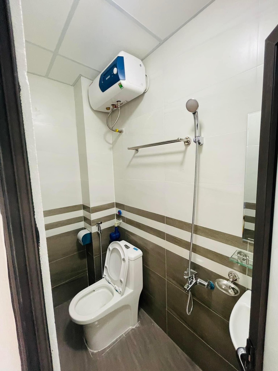 CHO THUÊ PHÒNG TRỌ MỚI ĐẸP NGÃ 3 BA LA THANG MÁY FULL NỘI THẤT CHỈ 3-4 TRIỆU 2