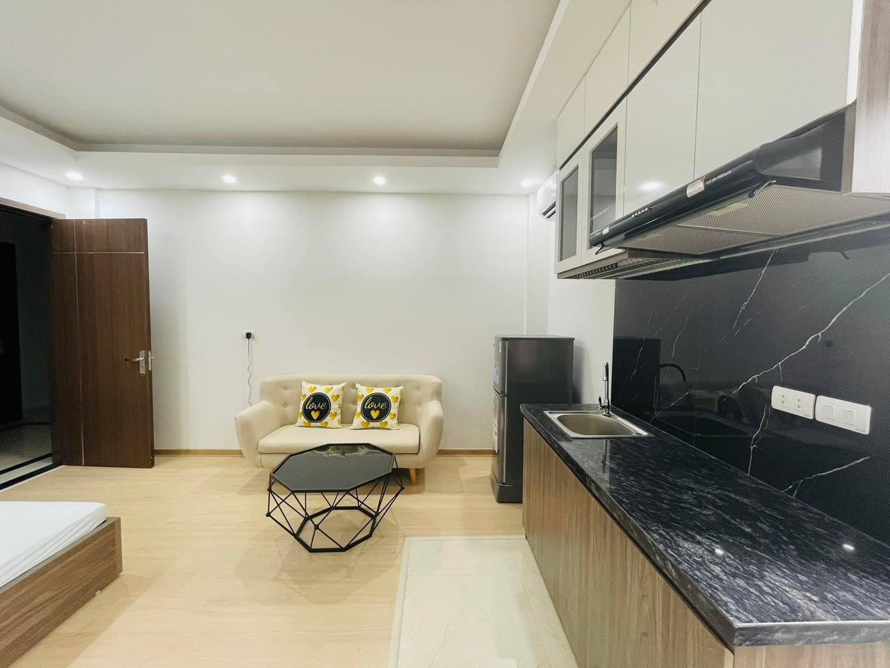 CHO THUÊ PHÒNG TRỌ MỚI ĐẸP NGÃ 3 BA LA THANG MÁY FULL NỘI THẤT CHỈ 3-4 TRIỆU 3