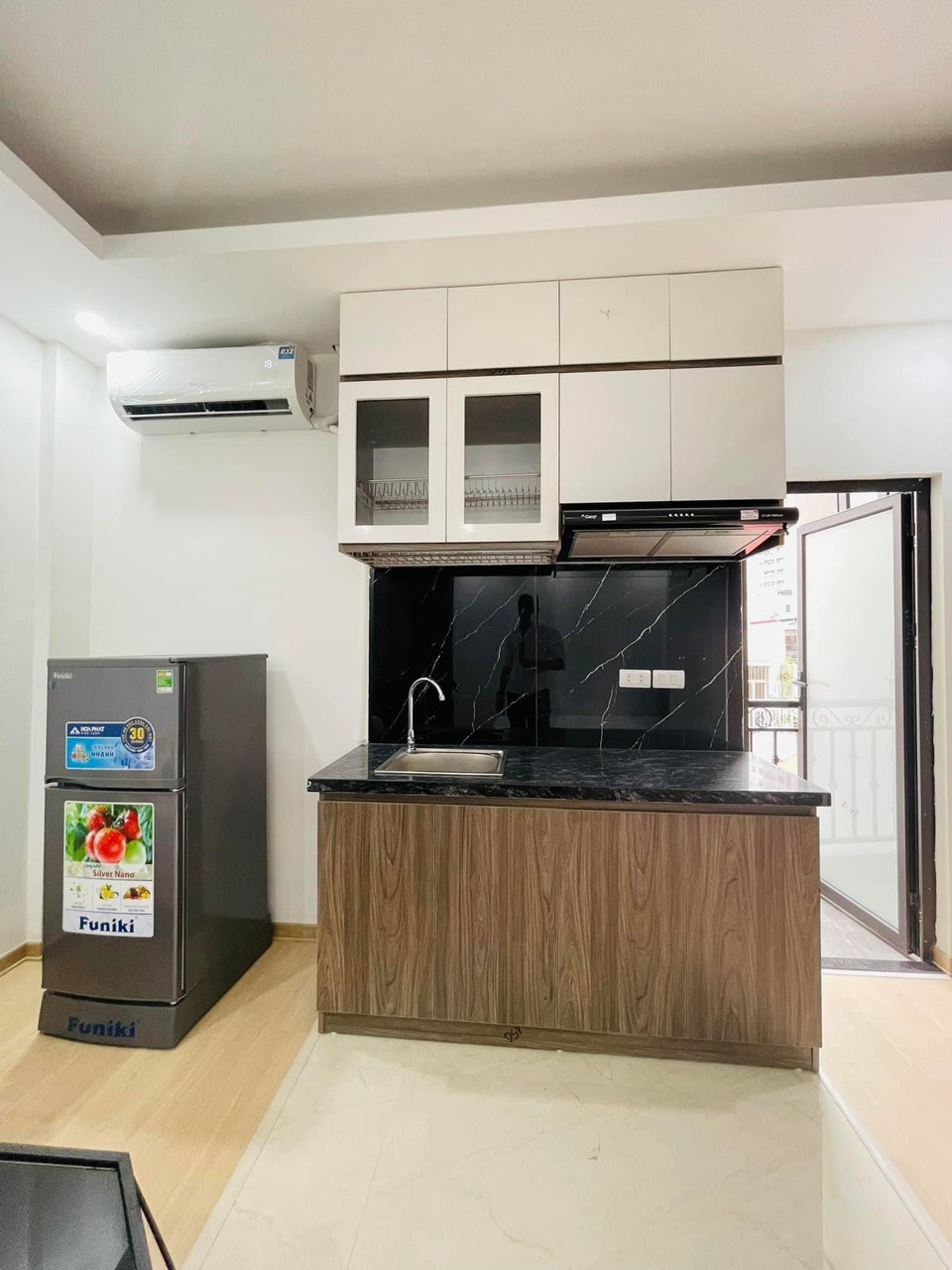 CHO THUÊ PHÒNG TRỌ MỚI ĐẸP NGÃ 3 BA LA THANG MÁY FULL NỘI THẤT CHỈ 3-4 TRIỆU 8