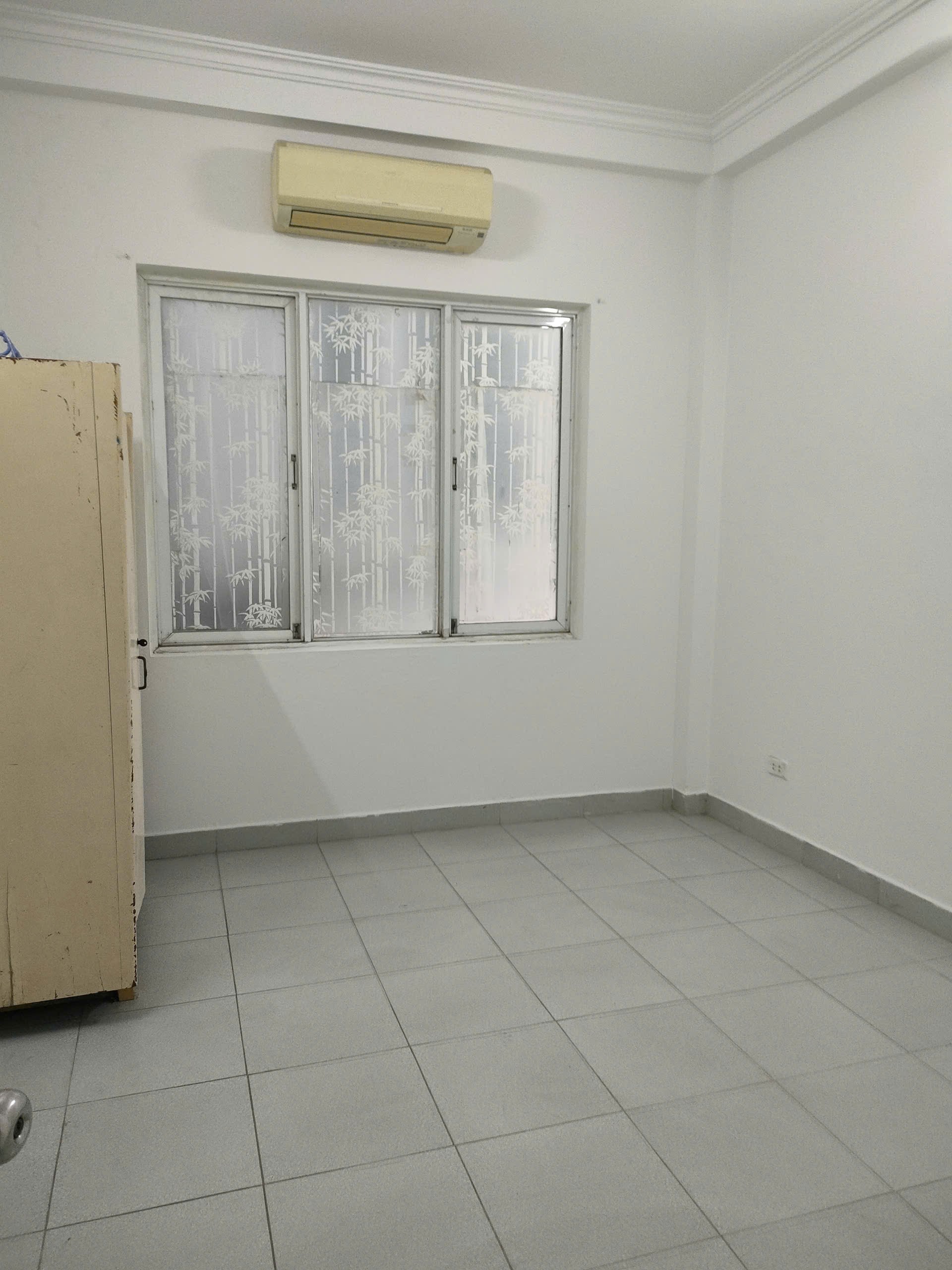 Bán gấp giá rẻ căn hộ tập thể, ô tô, kinh doanh nhỏ Giải Phóng 11m/50m, tầng1, mặt tiền 3.4m, 2.25 2