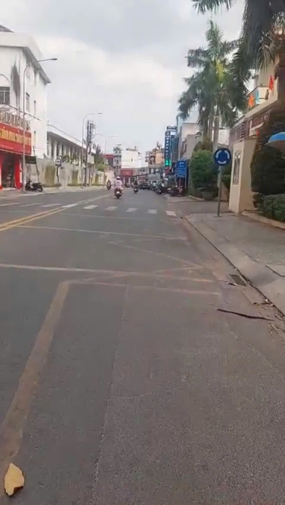 MẶT TIỀN LÊ LỢI – NGANG 10M HIẾM – 4 TẦNG + SÂN THƯỢNG – 11 PHÒNG 2