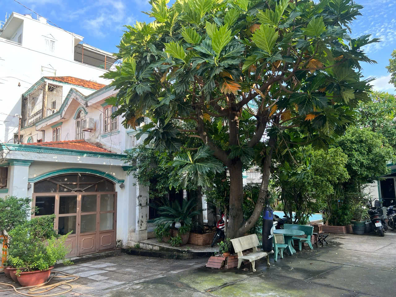 SIÊU BIỆT THỰ + QUỸ ĐẤT 1.090M² – GIẢM SỐC 20 TỶ – NGAY NGUYỄN VĂN QUÁ 4