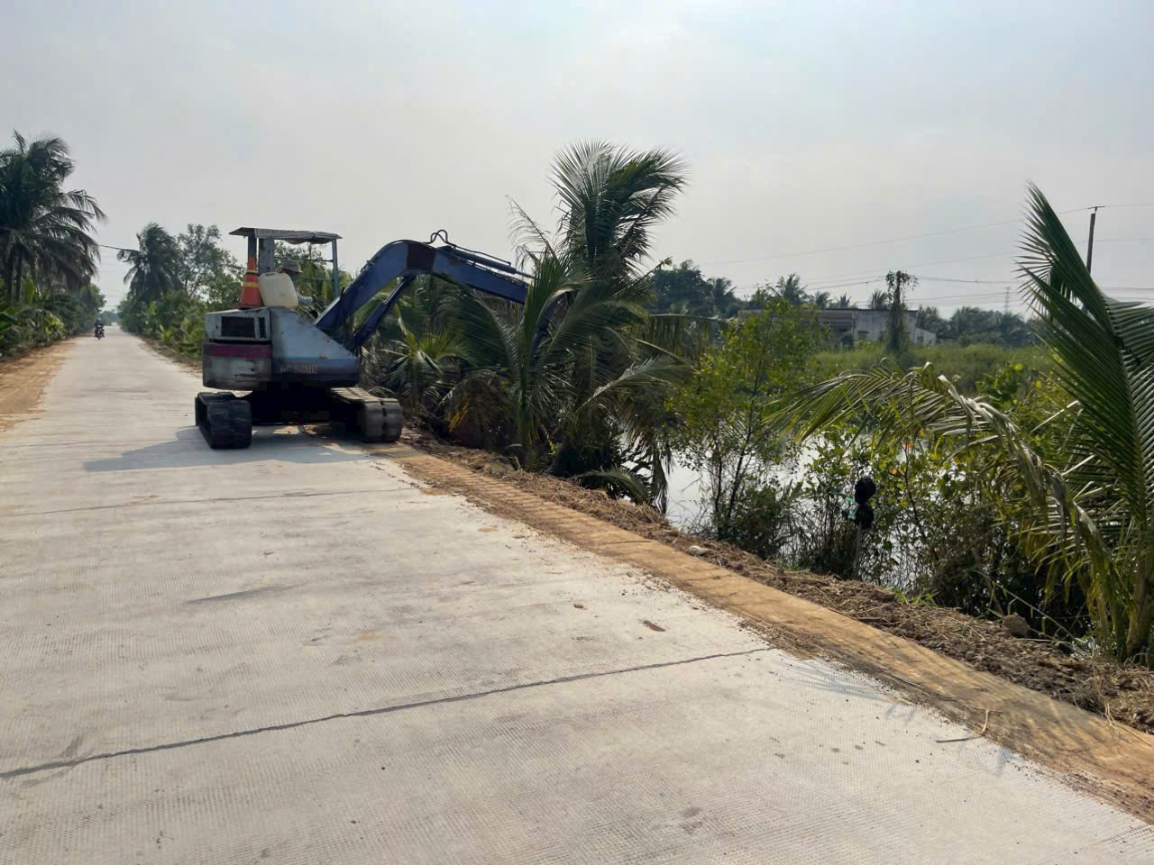 Bán đất view kênh đường xe ben xã Bình Đức dt 2000m2 ( 200m2 thổ ) giá 1,7 tỷ 2