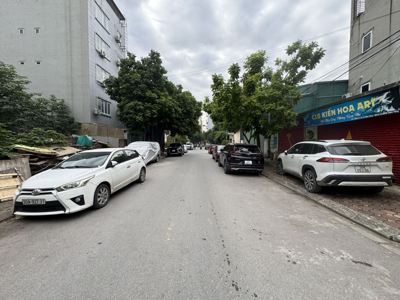 Cần bán 102m2 nhà 4 tầng mặt phố Chính Trung, Gia Lâm. Đang cho thuê dòng tiền ổn định 8