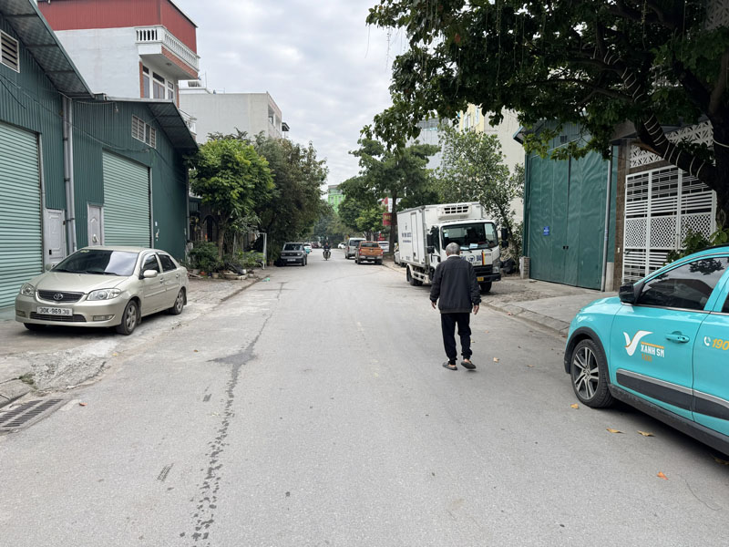 Cần bán 102m2 nhà 4 tầng mặt phố Chính Trung, Gia Lâm. Đang cho thuê dòng tiền ổn định 10