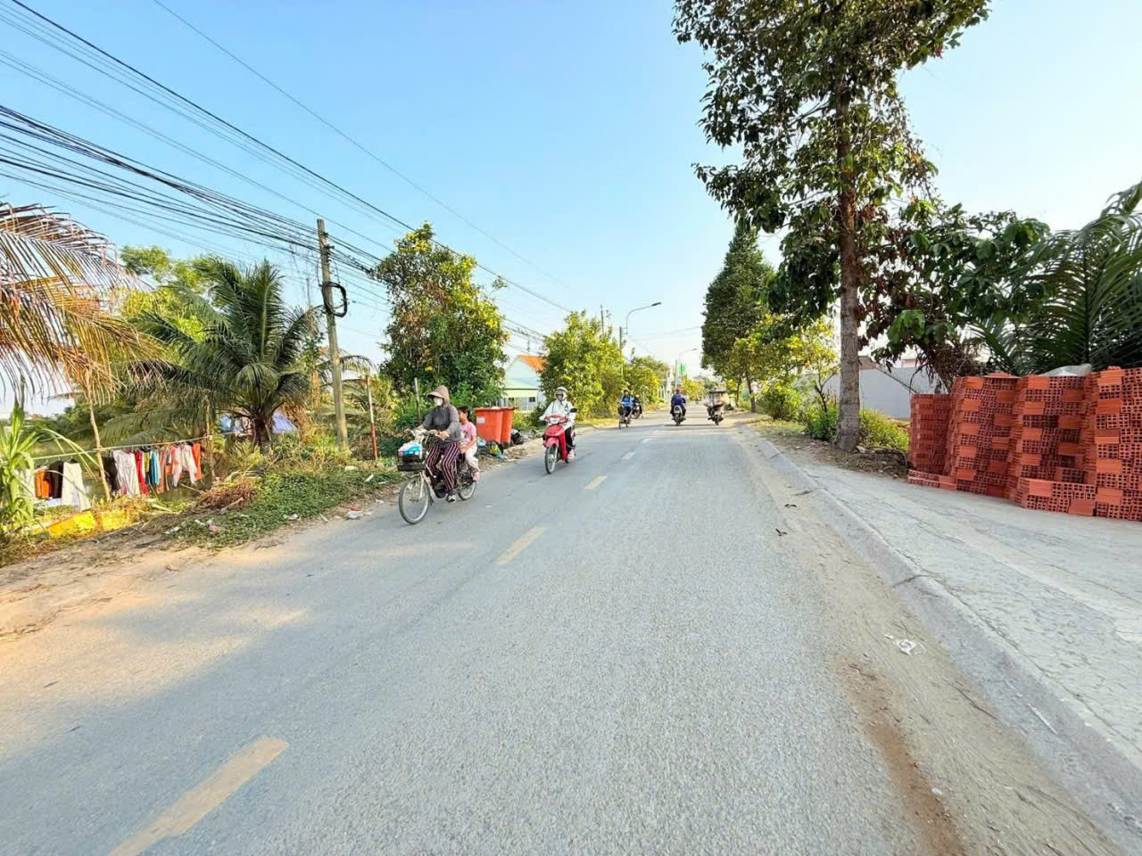 Bán đất thổ cư mt Nguyễn Văn Nhâm, xã Thanh Phú dt 235m2 giá 4,8 tỷ 2