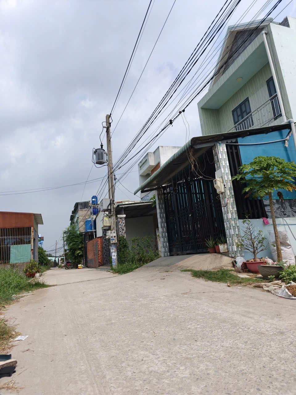 Bán đất thổ cư đường beton 4m xã Đức Hòa Đông gần cổng chào Tân Đức dt 105m2 giá 1,3 tỷ