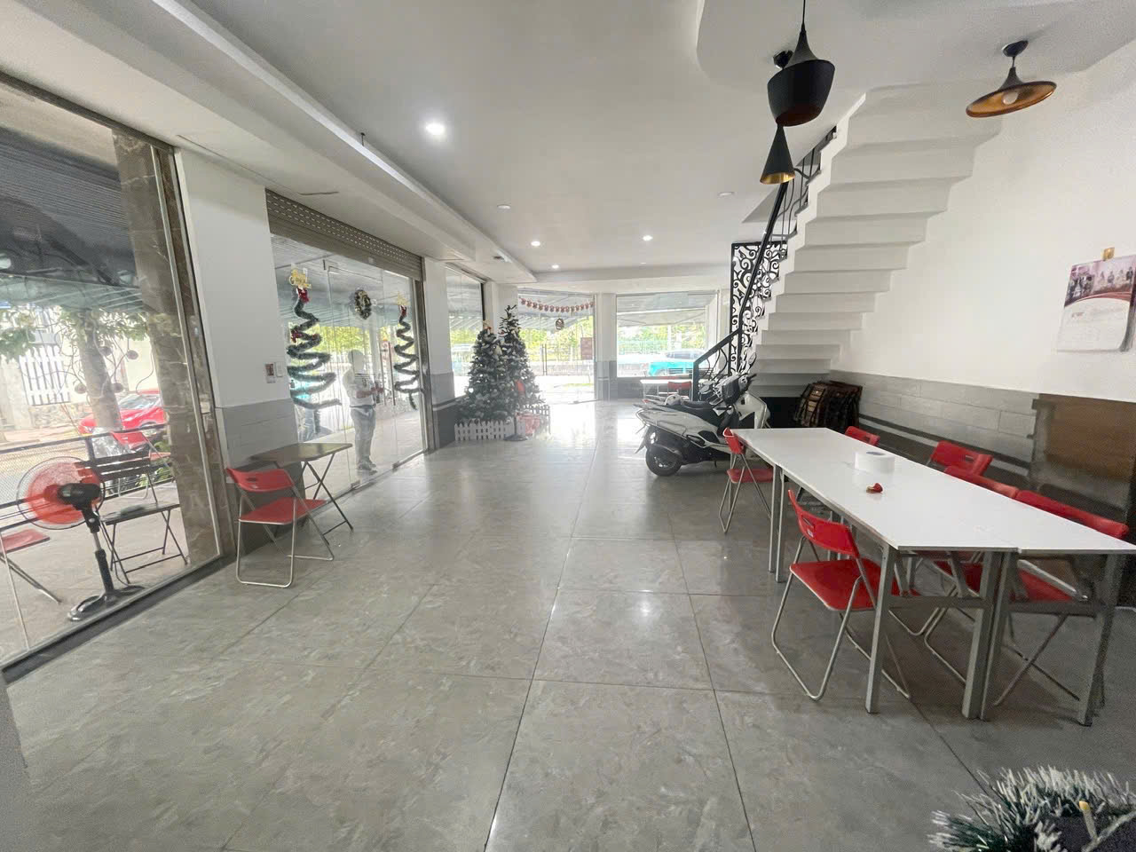 Cho thuê Nhà mặt tiền Phường Phú Hữu, Quận 9, Diện tích 216m², Giá 50 Triệu/tháng