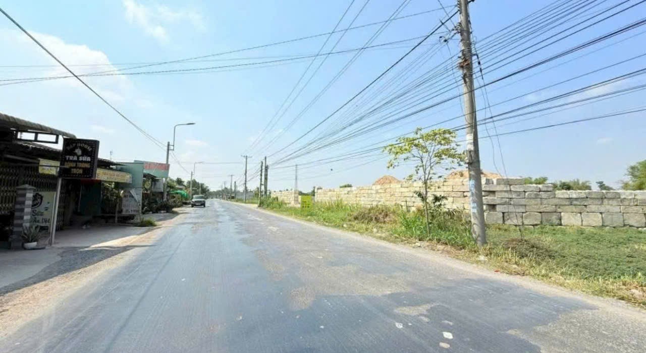 Bán đất mặt tiền tỉnh lộ 822, xã Tân Mỹ tdt 6700m2 ( 900m2 thổ) giá 35 tỷ