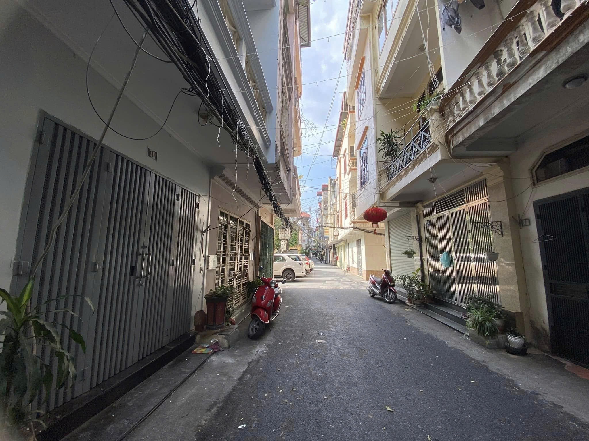 CHO THUÊ NGUYÊN CĂN KHƯƠNG TRUNG, Ô TÔ ĐỖ CỬA, ĐỦ ĐỒ CƠ BẢN, 42M 3T 12TR 0903258273