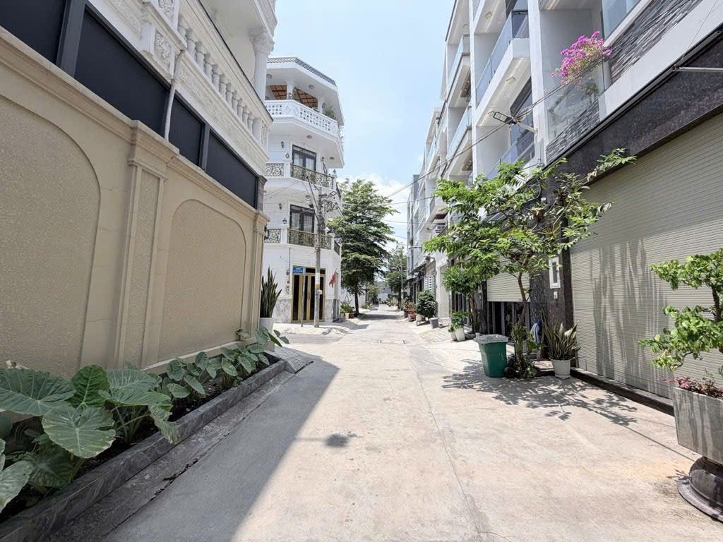 CHỈ 7.x TỶ- NHÀ 4 TẦNG- GẦN HOÀNG QUỐC VIỆT- HUỲNH THỊ ĐỒNG- HXH 6M- DT 4.6 x 12 - 2 LẦU- 4PN-