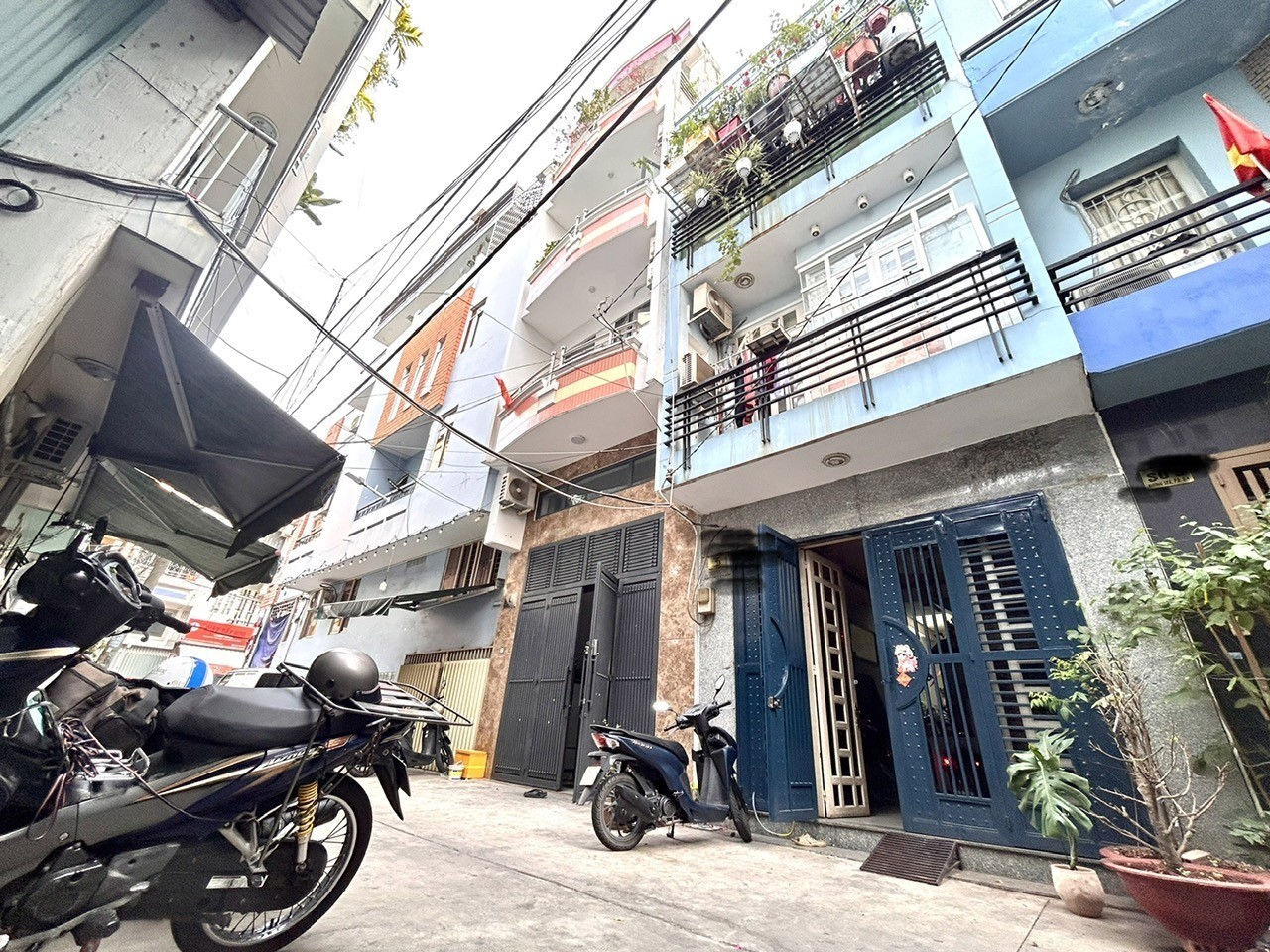 BÁN NHÀ Đ.SỐ- MẶT TIỀN XE HƠI ĐẬU CỬA- NHÀ ĐẸP VÀO Ở NGAY- THÔNG RA KHÁNH HỘI - HOÀNG DIỆU- NGUYỄN