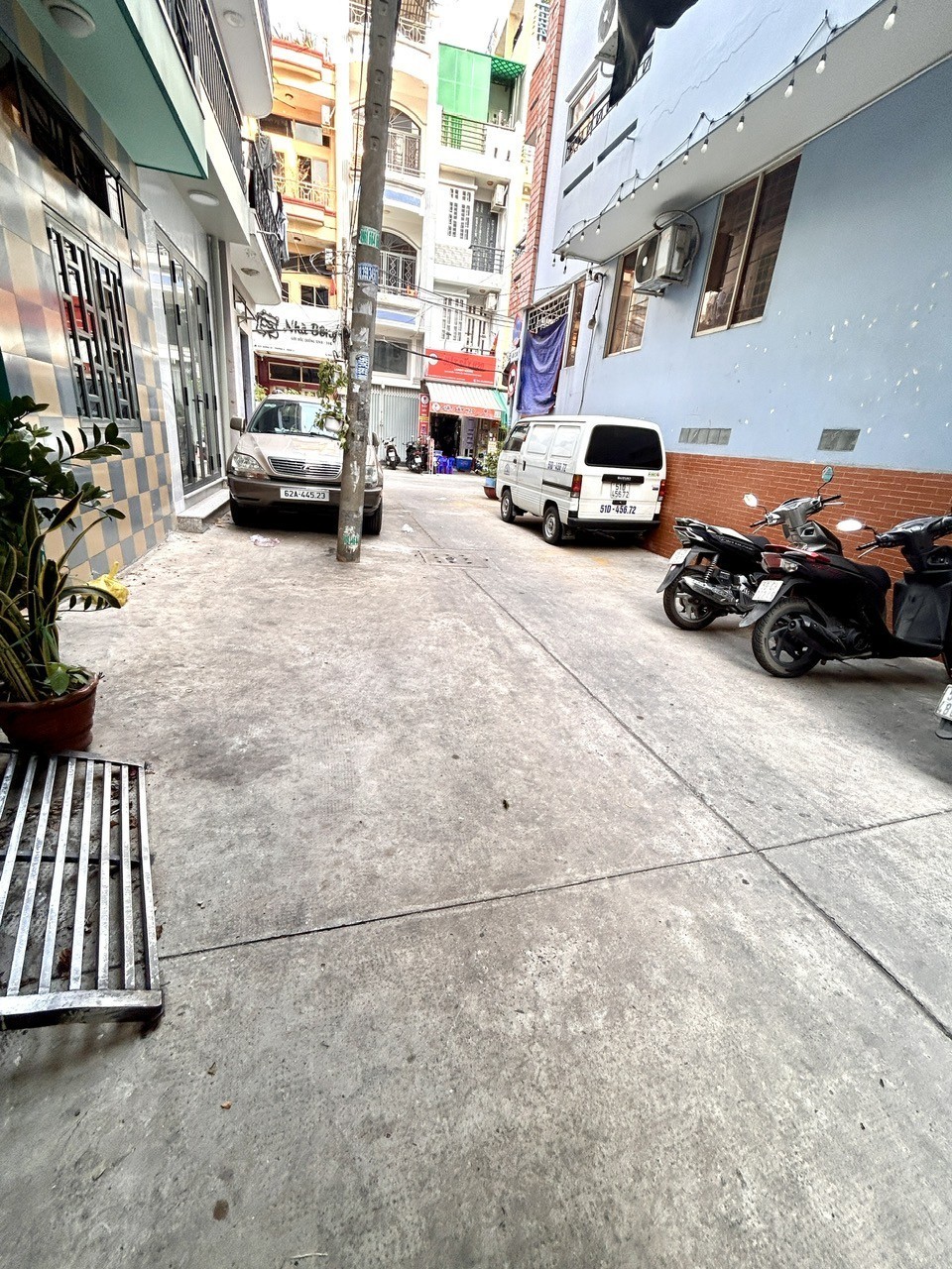 BÁN NHÀ Đ.SỐ- MẶT TIỀN XE HƠI ĐẬU CỬA- NHÀ ĐẸP VÀO Ở NGAY- THÔNG RA KHÁNH HỘI - HOÀNG DIỆU- NGUYỄN 2