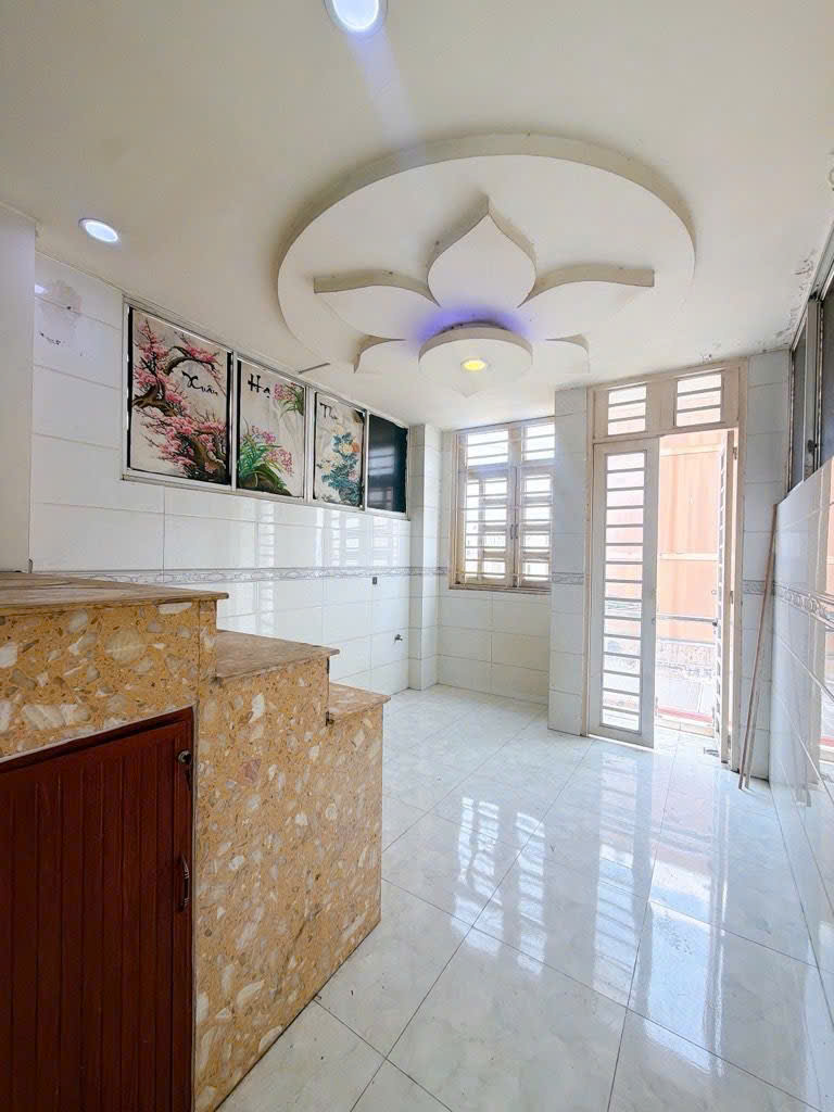 BÁN NHÀ Đ.ĐOÀN VĂN BƠ- 5 TẦNG ĐẸP VÀO Ở NGAY- XE HƠI ĐẬU CỬA-  KẾ BÊN TRƯỜNG NGUYỄN TRÃI - 5