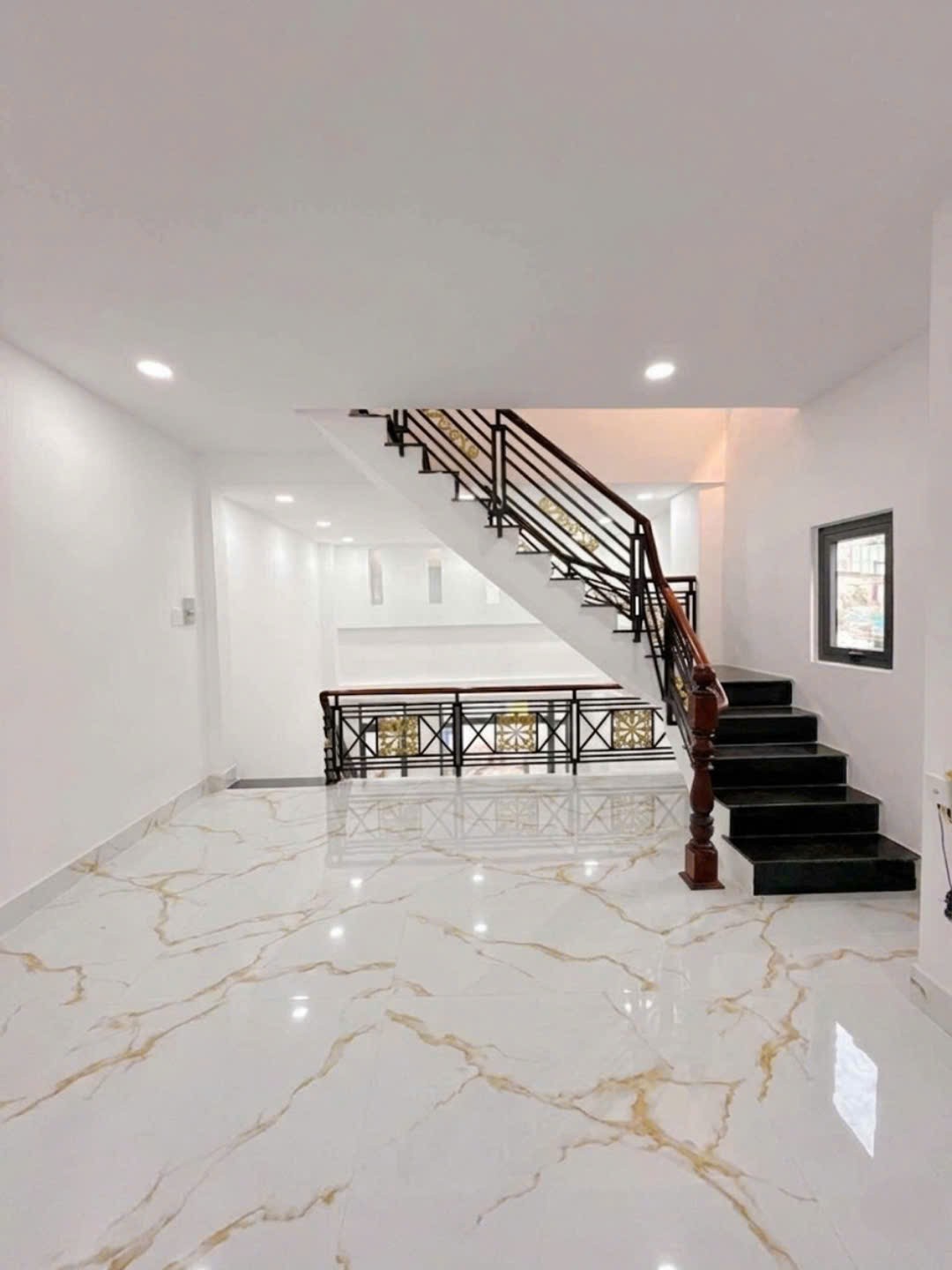 CHỈ 5. x TỶ- QUẬN 7- GẦN KCX TÂN THUÂN - NHÀ MỚI 3 TẦNG - DT 4.5 x 12- SỔ RIÊNG. 2