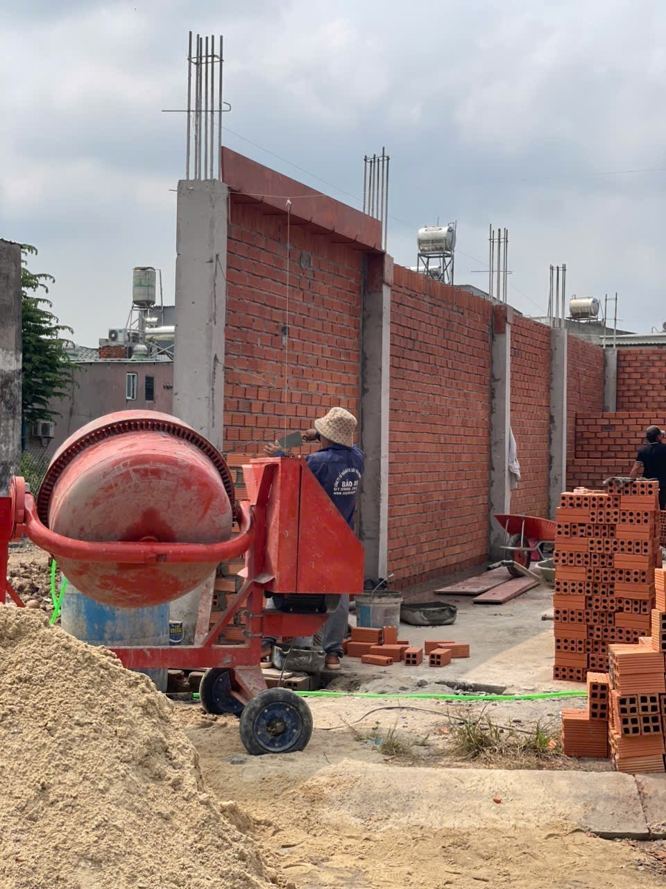 Còn 4 nền trong khu nhà phố đang xây dựng đồng bộ 126m ngang 5m, 4 tầng đường nhựa 2