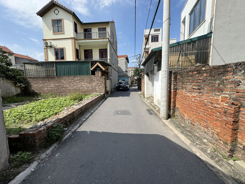 Cần tiền bán gấp căn góc 63,3m2 nhà 5 tầng, thang máy, mặt đường thôn Lê Xá. Đường 5m, ô tô vào nhà 3