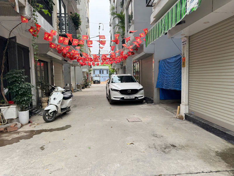 Cần bán 30m2 đất TĐC Ngọc Thụy. Đường rộng 5m, sau nhà có khe thoáng 2m 4