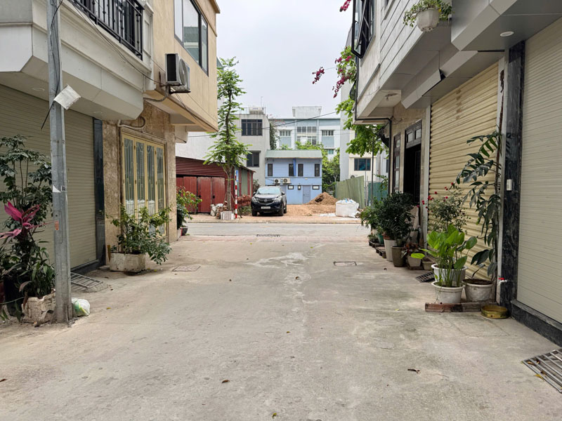 Cần bán 30m2 đất TĐC Ngọc Thụy. Đường rộng 5m, sau nhà có khe thoáng 2m 5