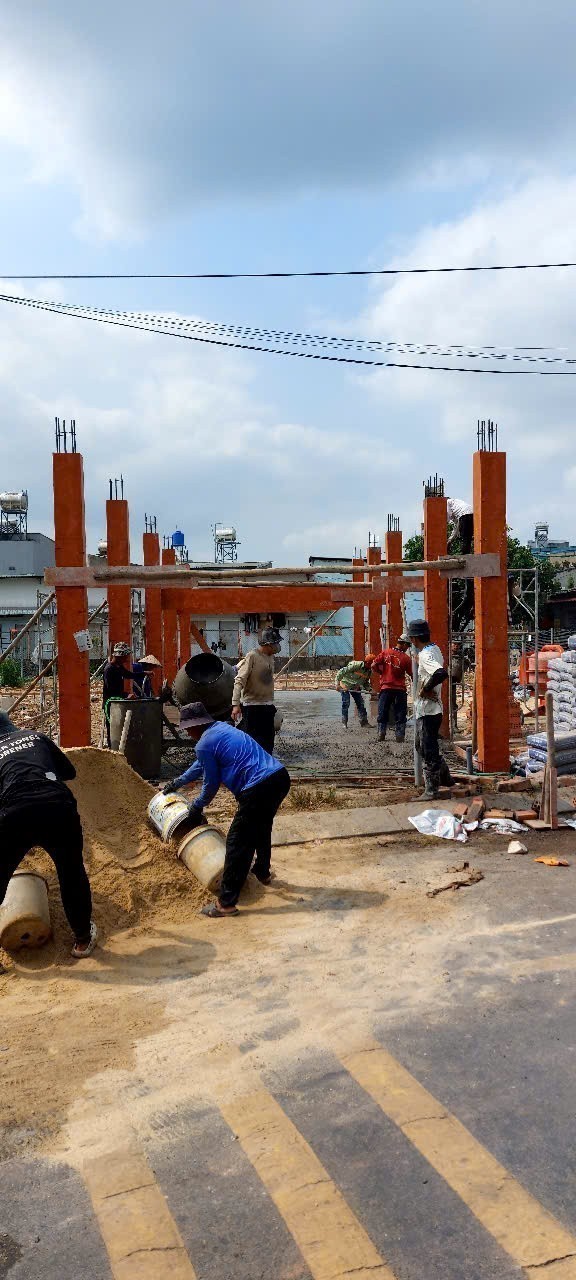 Còn 4 nền trong khu nhà phố đang xây dựng đồng bộ 126m ngang 5m, 4 tầng đường nhựa 5