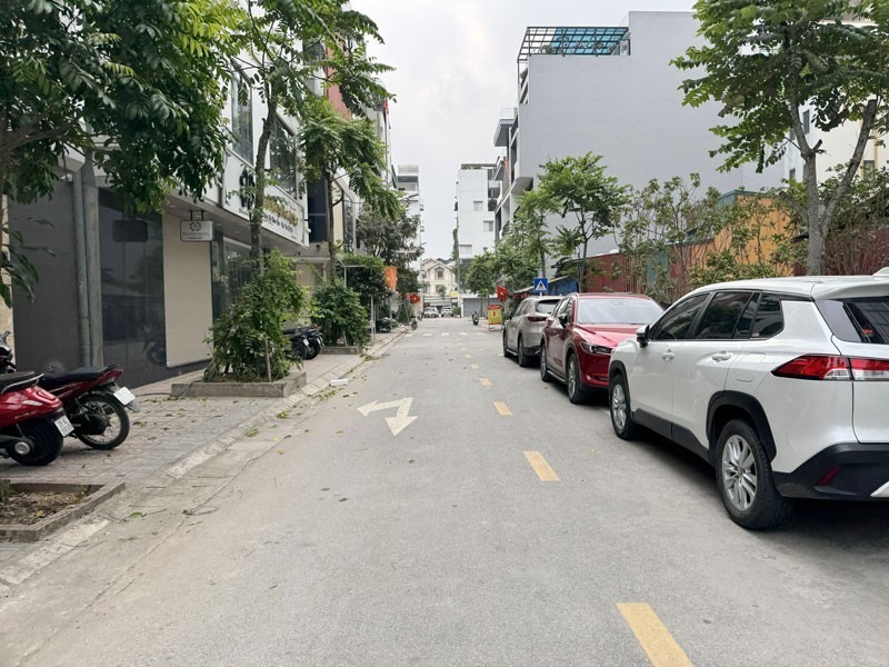 Cần bán 50m2 đất TT1 TĐC Ngọc Thụy. Đường rộng 13m, ngay gần hồ điều hòa và công viên
