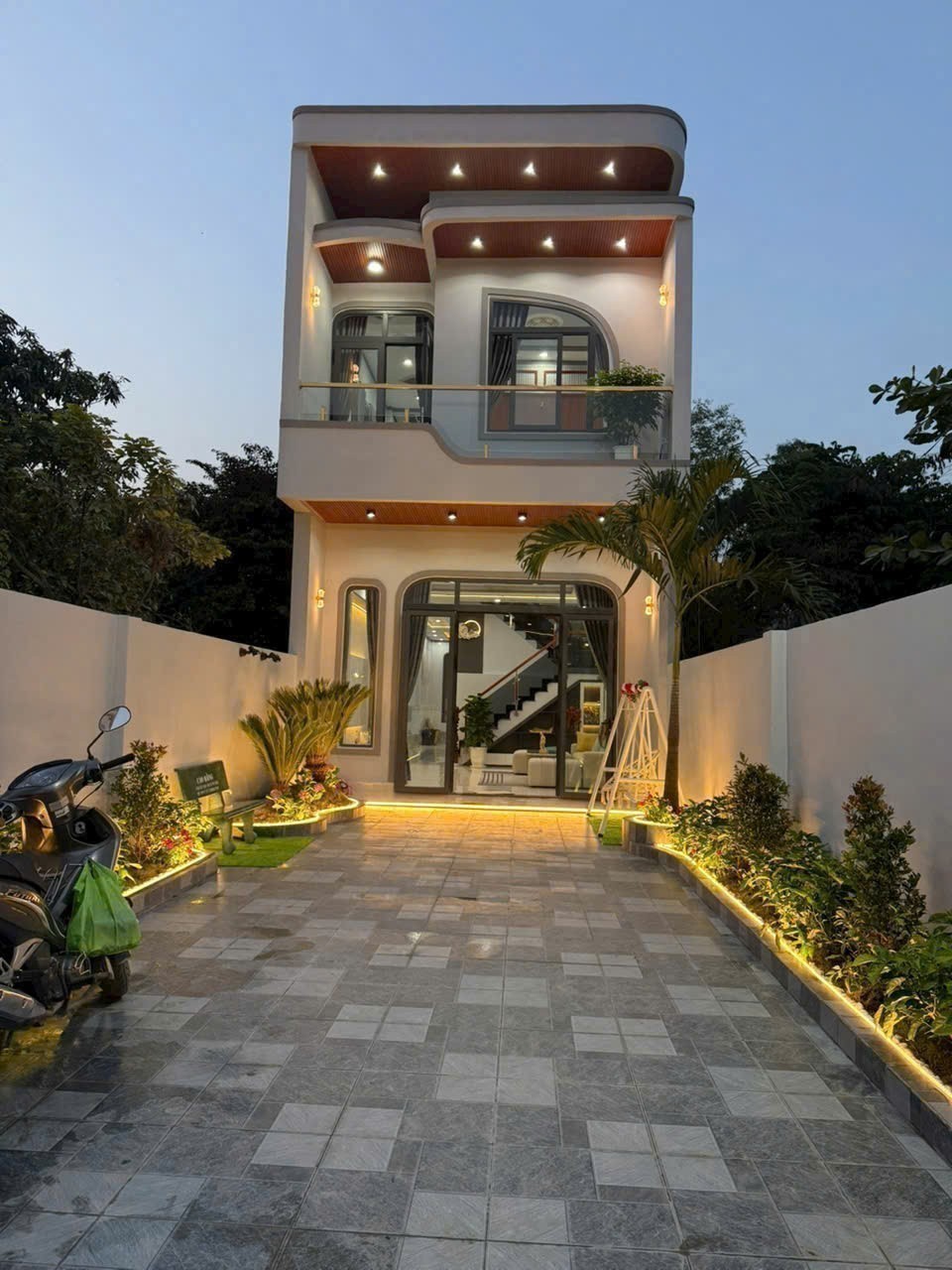 Bán nhà mới xây gần chợ Đình , xã Mỹ Hạnh Bắc dt 210m2 full thổ 1 lầu 4pn, 2wc giá 3,35 tỷ 3