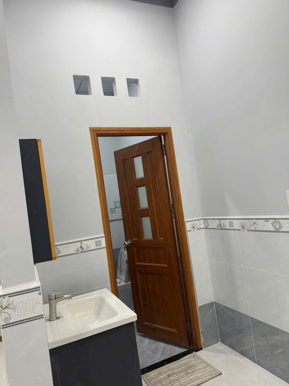 Bán nhà mới xây gần chợ Đình , xã Mỹ Hạnh Bắc dt 210m2 full thổ 1 lầu 4pn, 2wc giá 3,35 tỷ 6