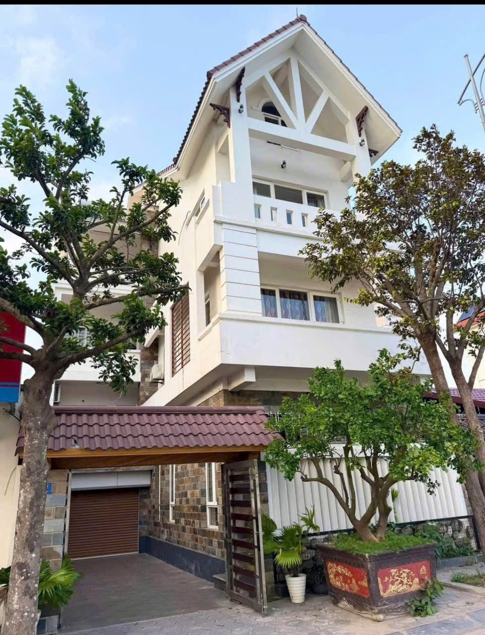 Bán biệt thự mặt đường Bùi Thị Xuân, Đông Nam Cường, TP Hải Dương, 150m2, mt 9m, 3.5 tầng, view sôn