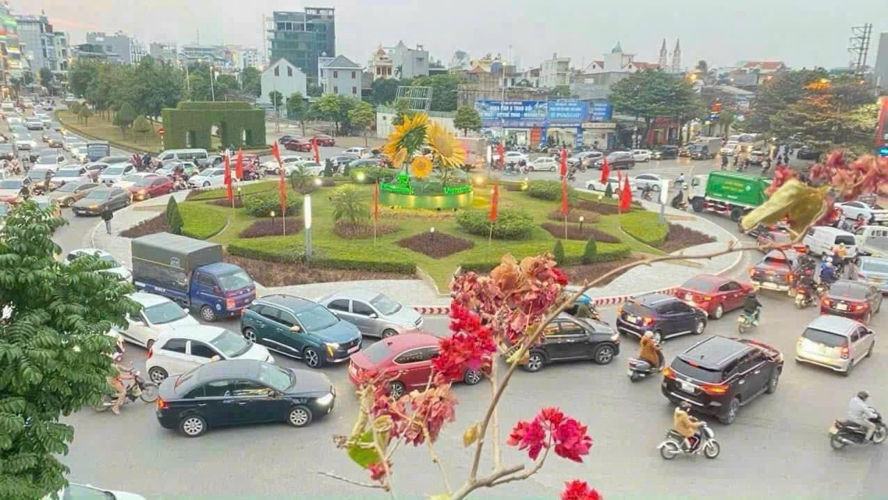 Bán lô đất mặt phố khu Vịt Cỏ Hồ Sen, ph Tân Bình, TP HD, 198m2, mặt tiền 27m, 13.x tỷ 5
