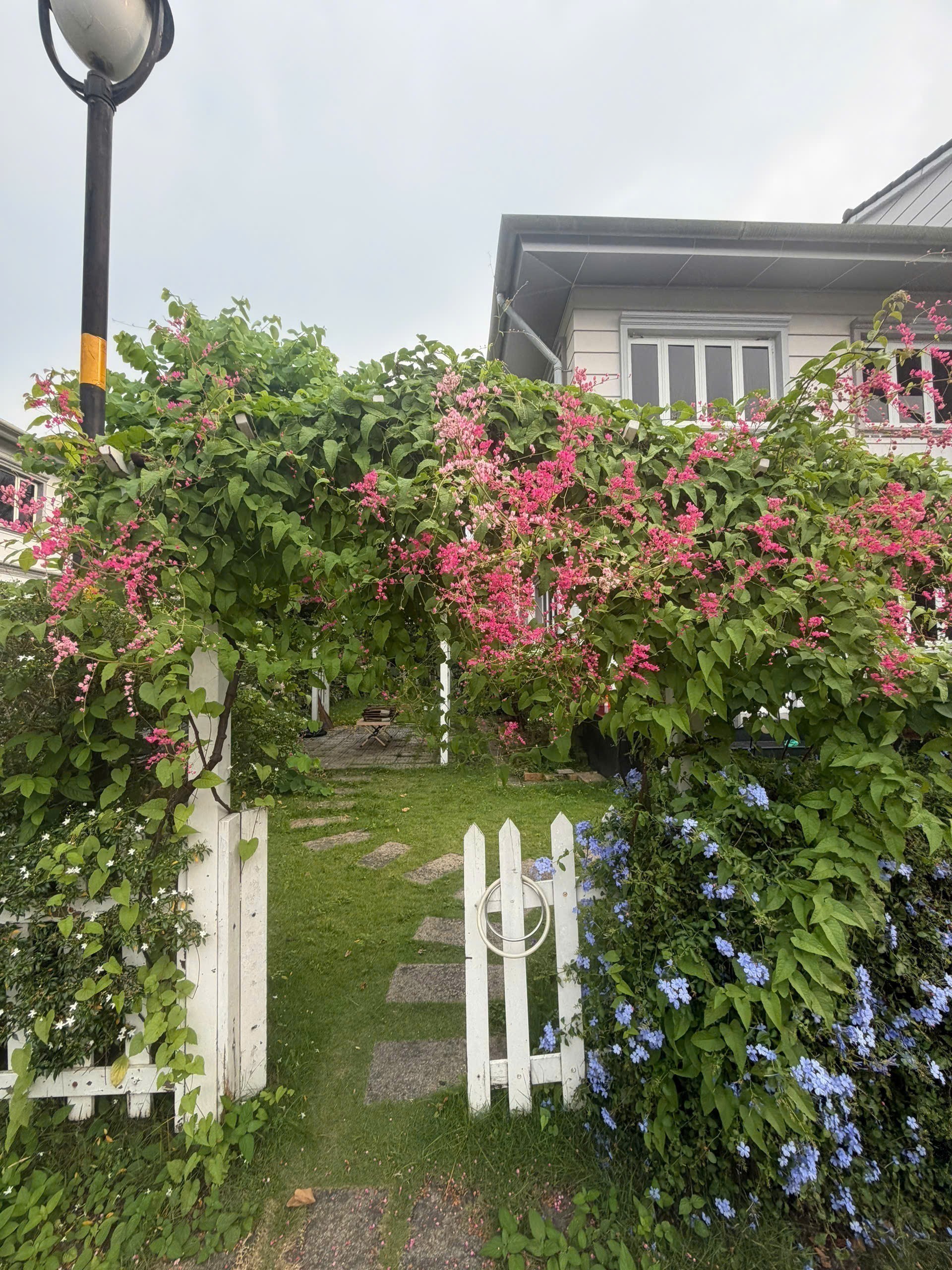 CHO THUÊ BIỆT THỰ SÂN VƯỜN ,COMPOUND GARDEN HOMES THỦ ĐỨC 3PN 3WC GIÁ 30TR