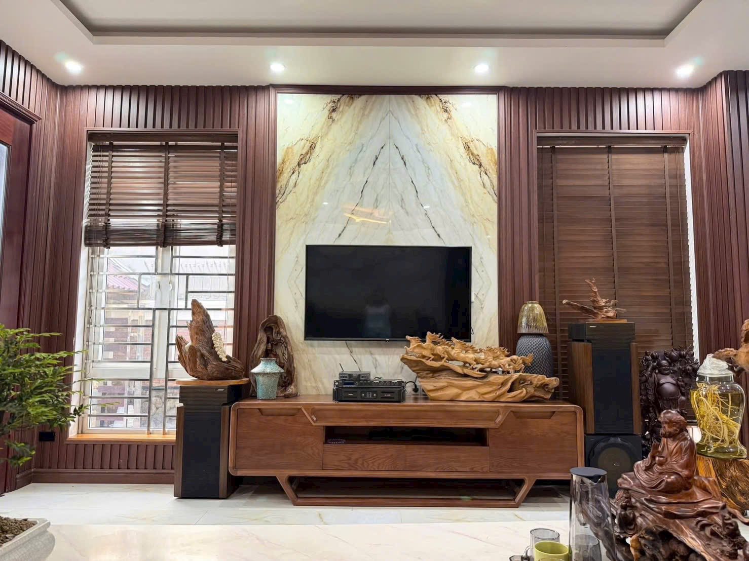 Bán biệt thự mặt đường Bùi Thị Xuân, Đông Nam Cường, TP Hải Dương, 150m2, mt 9m, 3.5 tầng, view sôn 3