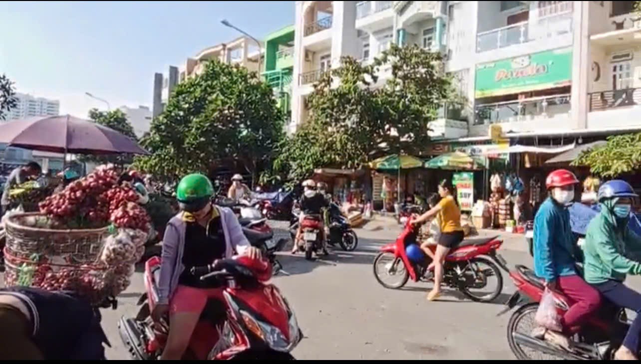 HÀNG KÍN - GÓC 2 MT CHỢ PHÚ THUẬN KDC SAVIMEX Q7 dt 6,5x20m,
