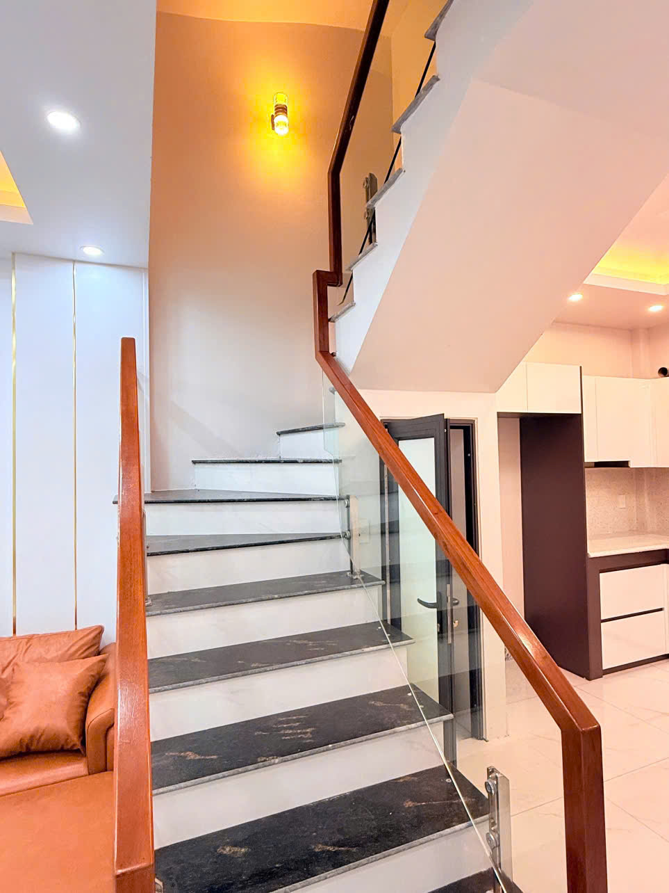 còn duy nhất 1 căn 3 tầng kì bá gần chất lượng cao, đẹp, thoáng, cách mặt đường phan bá vành 15m 5