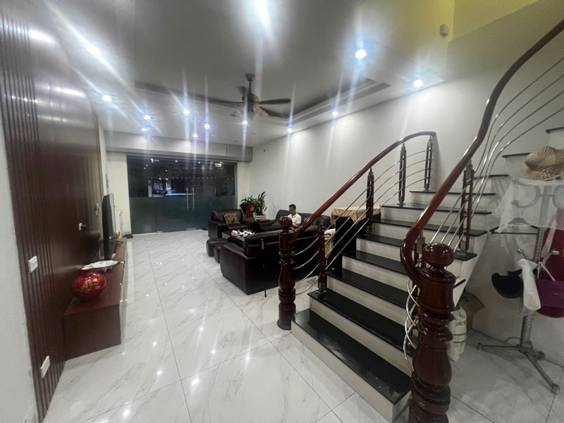 Sang Mỹ Định Cư - Bán Nhà Giang Biên 75m2 x 5 Tầng – Đường 13,5m, Gần Trường Chợ