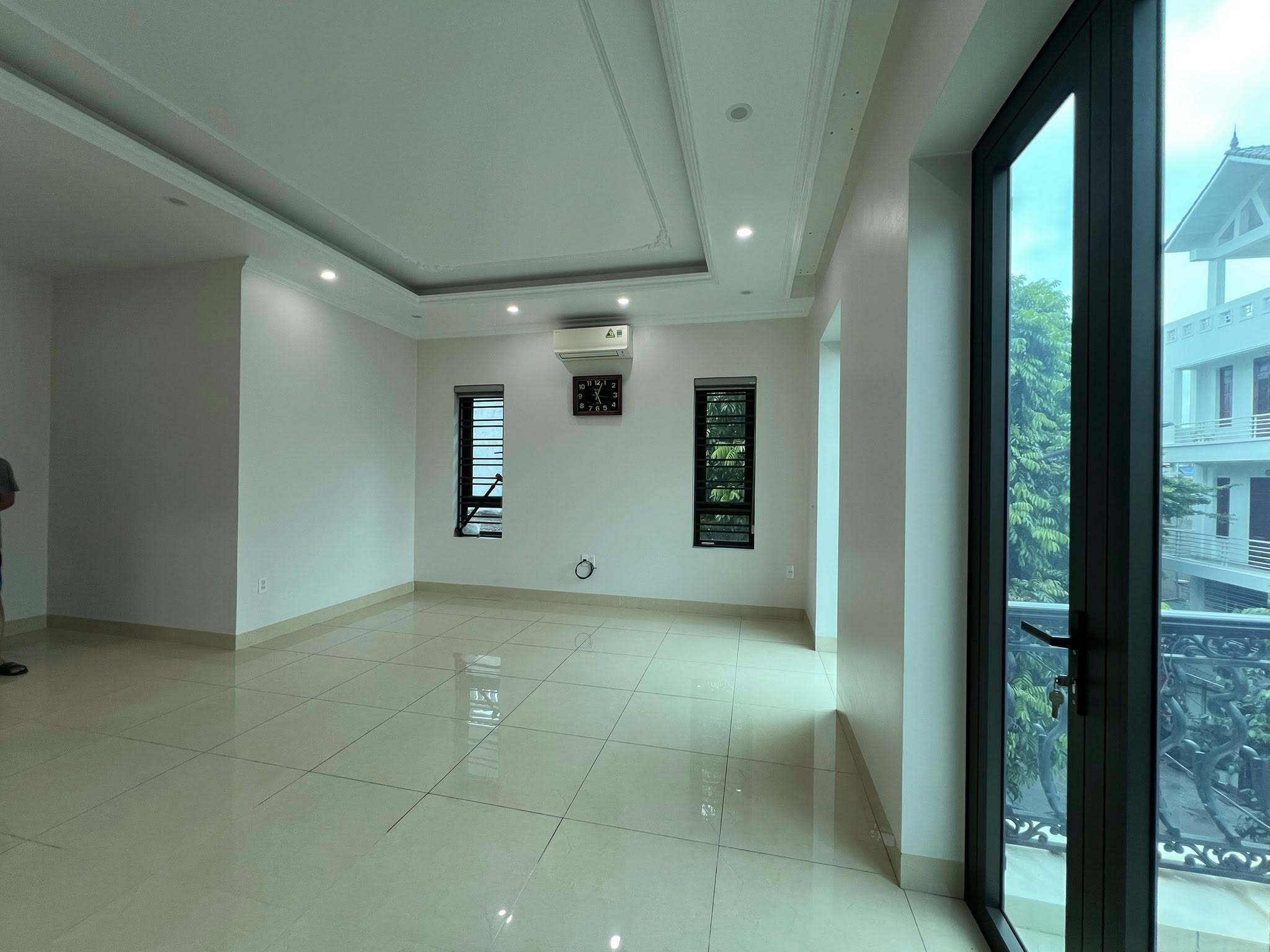 Bán căn nhà 4 tầng lô góc, thang máy, mặt phố phường Trần Hưng Đạo, TP HD, 73.3m2, mt 6m 9