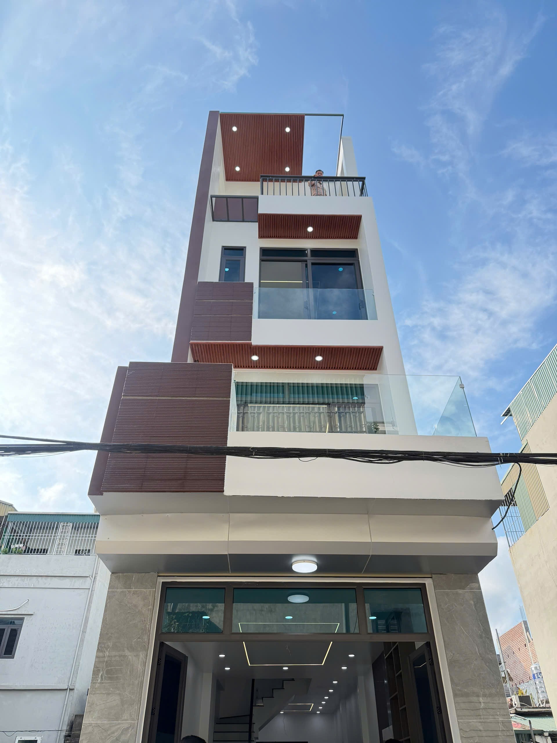 bán nahf trần lãm, gần nhà máy nước và cách ngã 4 lạc đạo là 350m, đường oto tránh nhau