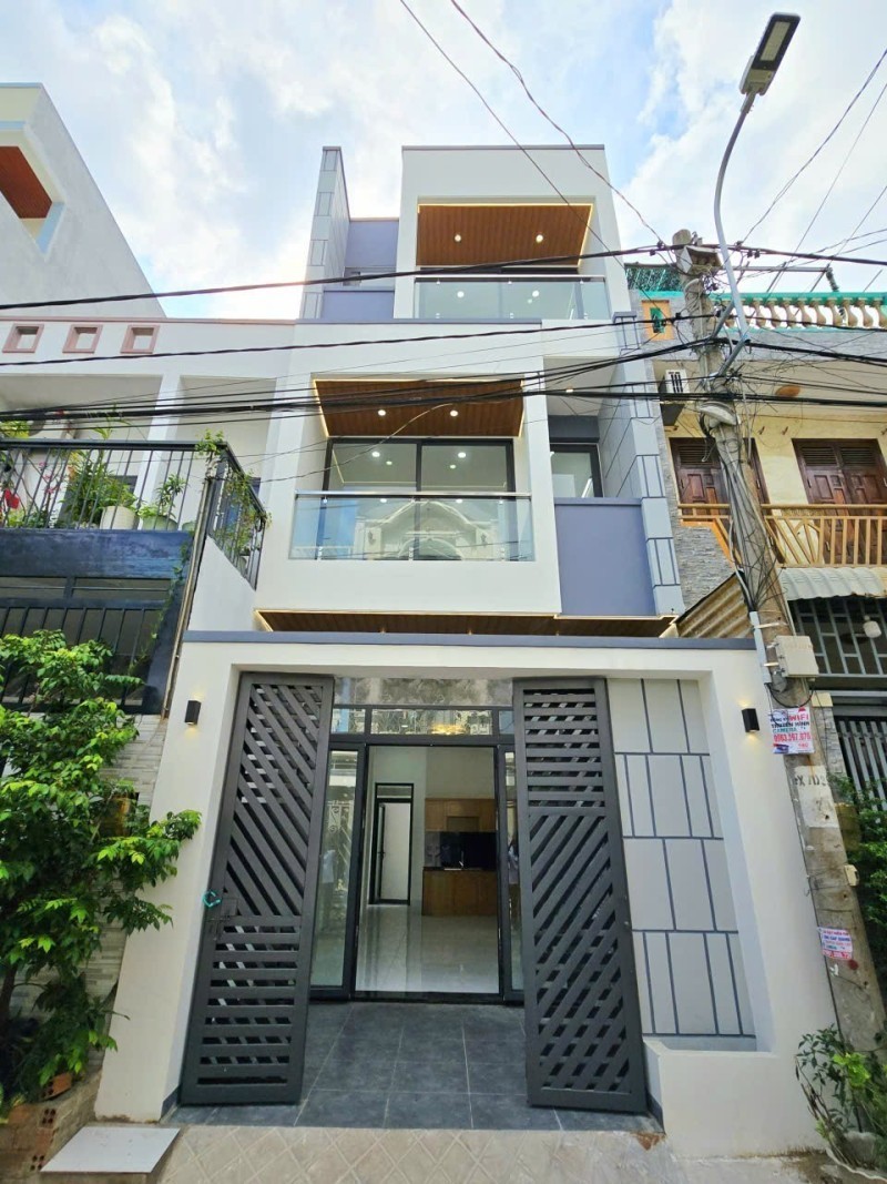 Bán nhà mặt phố đường Trường Lưu, Q9, Thủ Đức, TP HCM. DT 50m2, 3 tầng, SH. Giá 4,7 tỷ.
