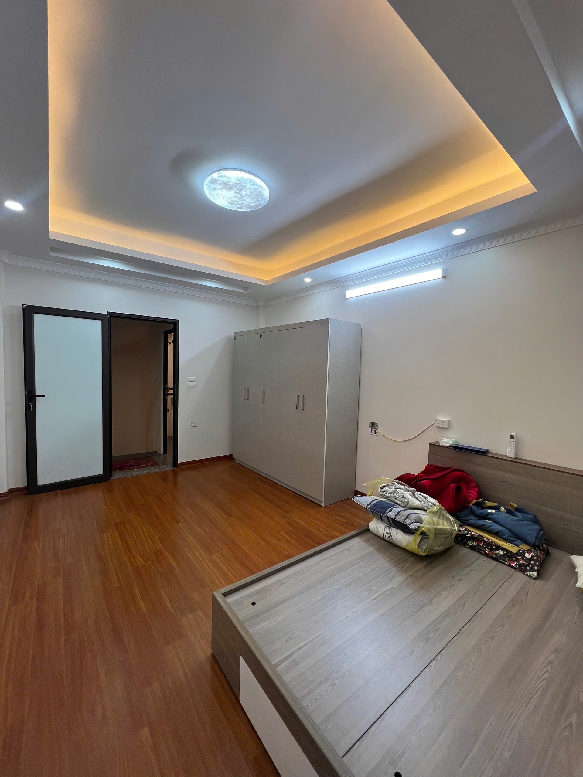 Cho thuê nhà riêng Ô TÔ - VỈA HÈ ngõ 145 Trung Kính, Cầu Giấy 50M x 5T giá 27tr 2