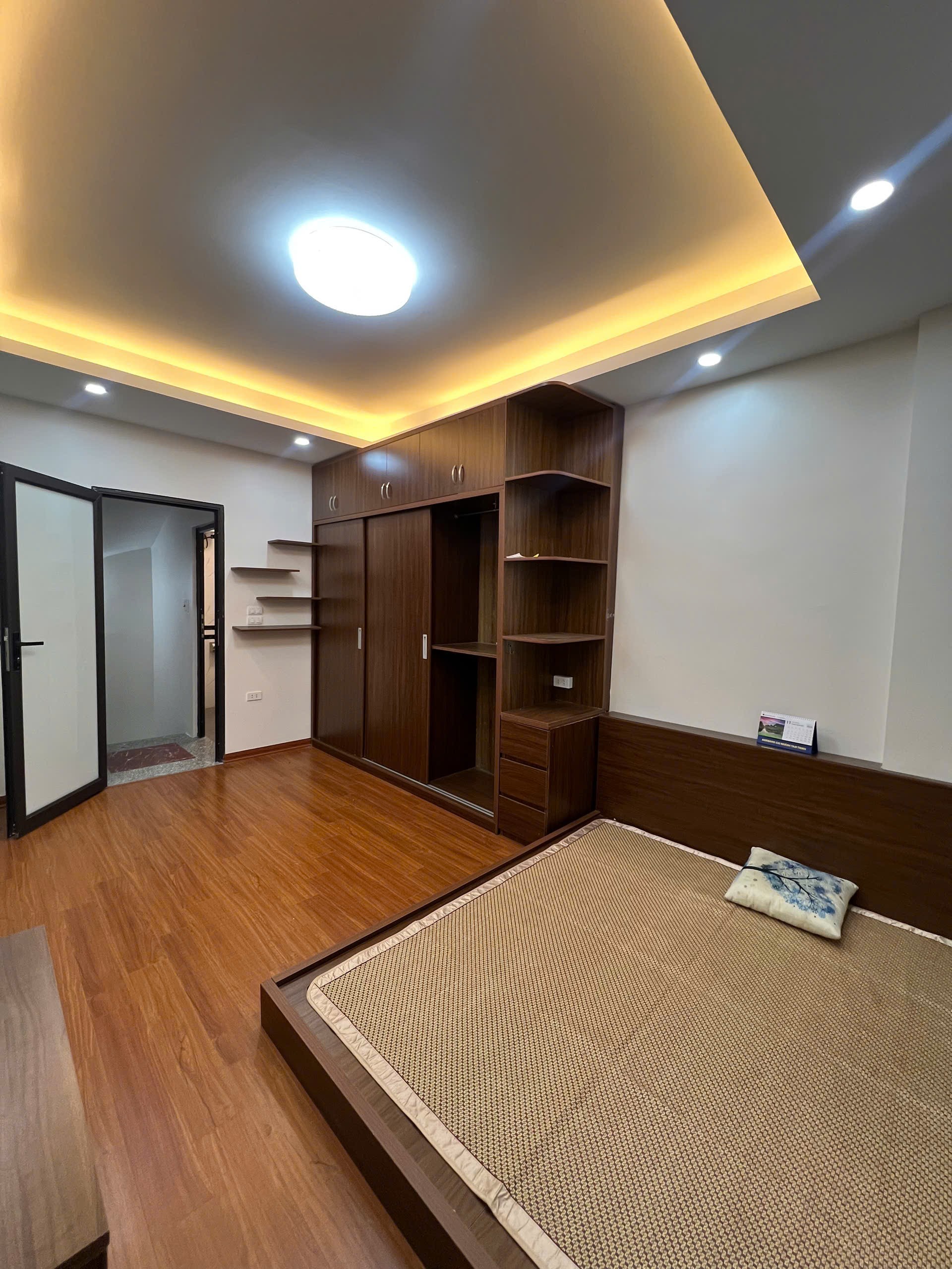 Cho thuê nhà riêng Ô TÔ - VỈA HÈ ngõ 145 Trung Kính, Cầu Giấy 50M x 5T giá 27tr