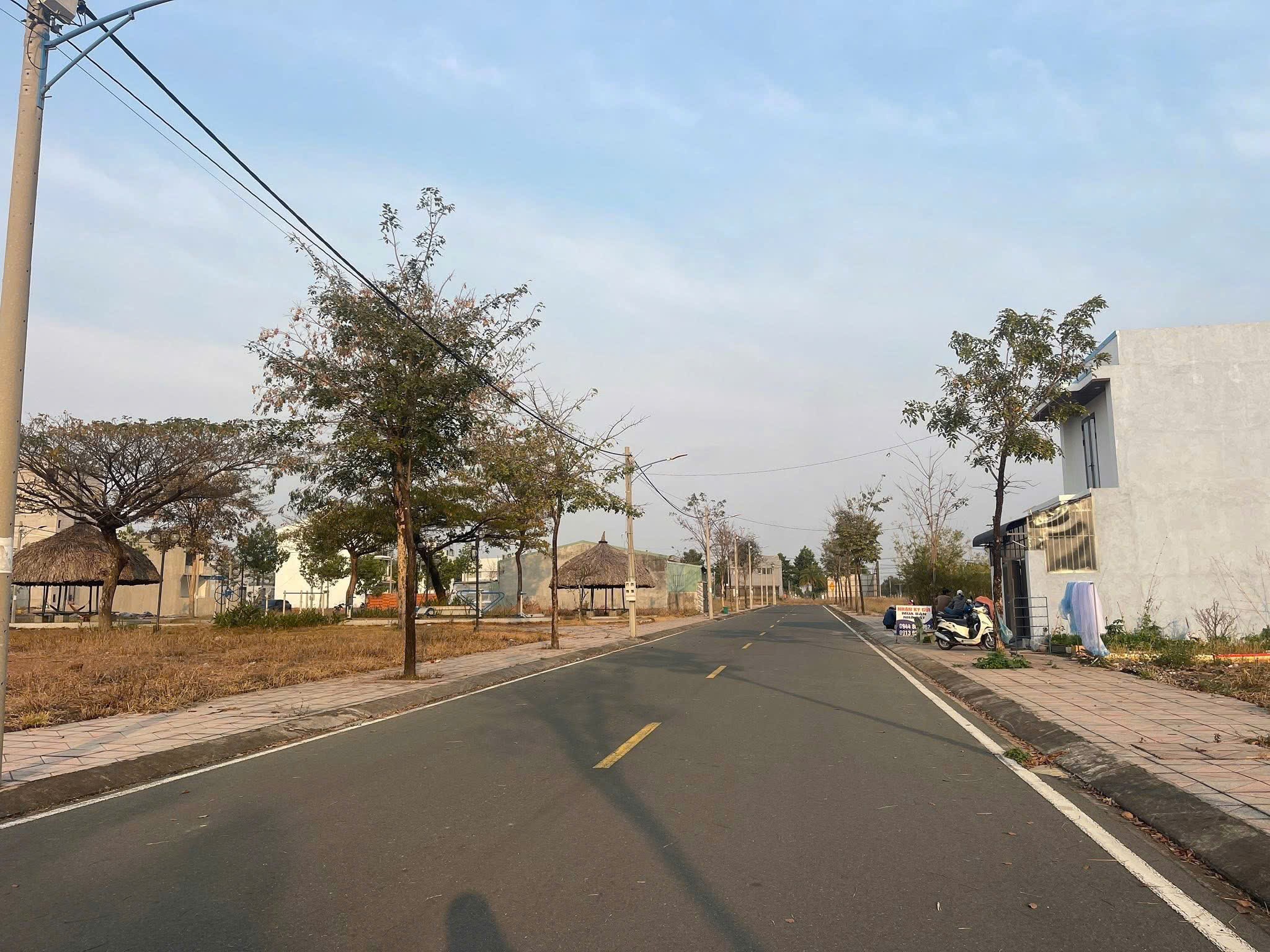 Gía tốt_Đất đẹp!!! Ngay sân bay Long Thành_100m2_1tỷ2_Sổ sẵn_Trung tâm kinh doanh