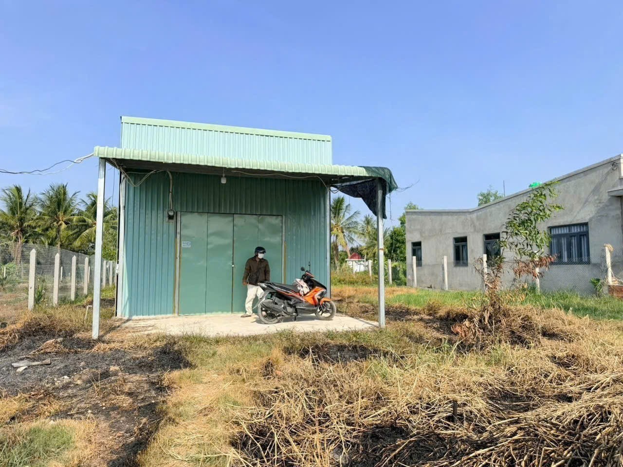 Bán đất lúa đường xe máy tặng nhà mái tôn lưới rào bao quanh dt 1000m2 xã Nhựt Chánh giá 1 tỷ 4