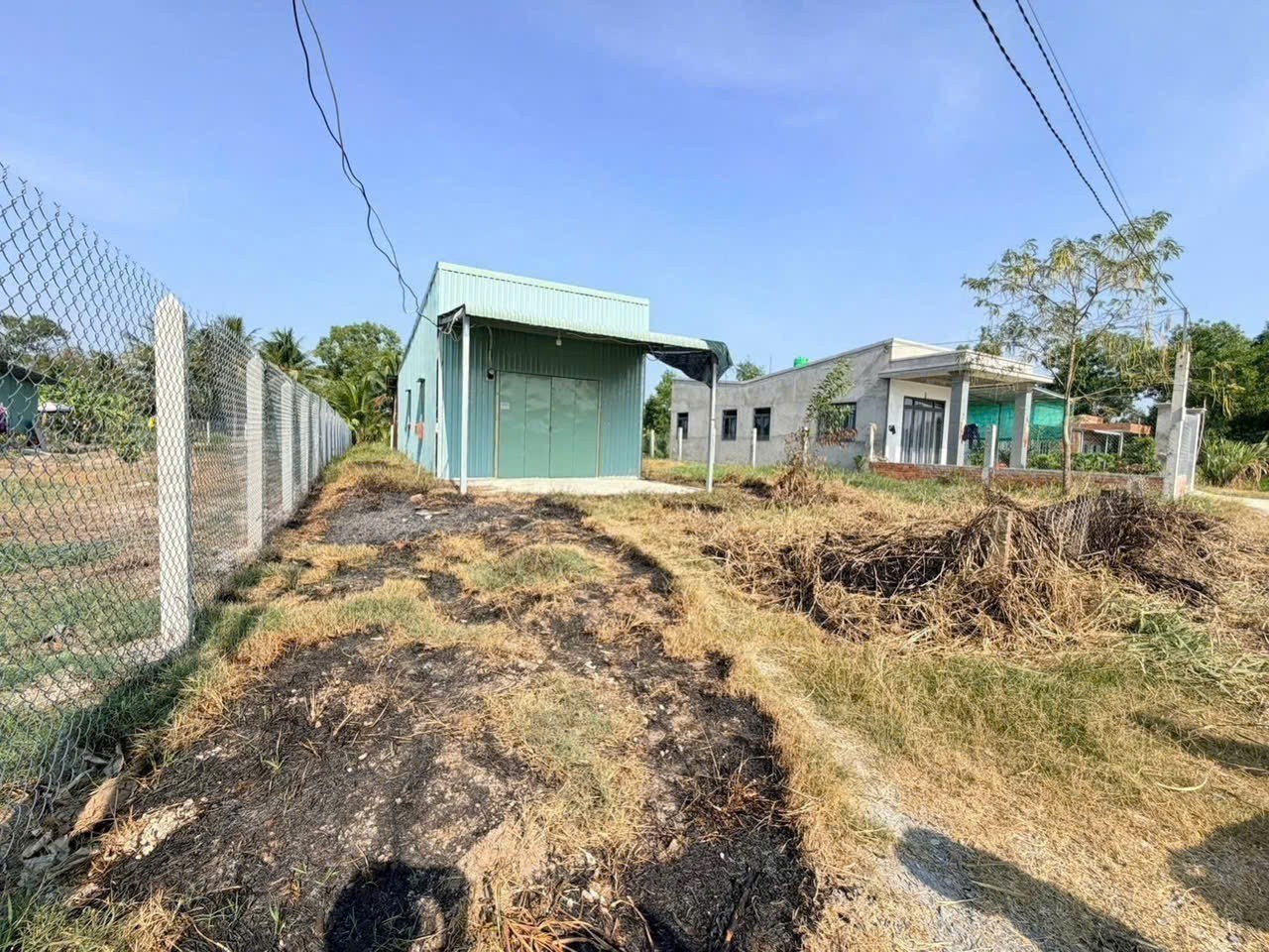 Bán đất lúa đường xe máy tặng nhà mái tôn lưới rào bao quanh dt 1000m2 xã Nhựt Chánh giá 1 tỷ 5