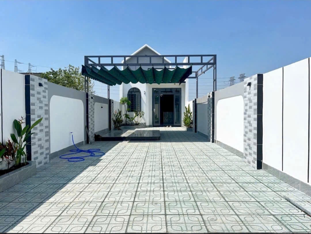 Bán nhà mới xây Mỹ Hạnh Nam, Đức Hòa dt 190m2 3pn, 2wc , sân oto giá 2,35 tỷ
