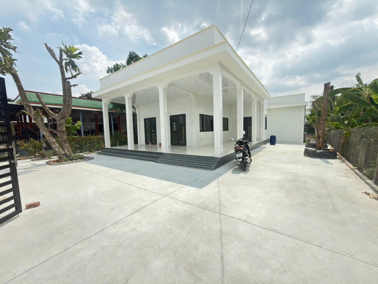 Bán nhà sân vườn hậu giáp sông xã Bình Trinh Đông, Tân Trụ tdt 1000m2 full thổ giá 3,9 tỷ