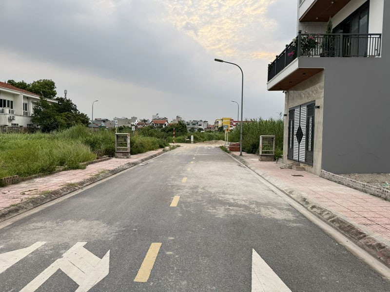 Đất đấu giá Cự Khối 74,5m2: Hiếm có 2 mặt tiền trước sau - Đường 13m có vỉa hè - Sát hồ điều hòa