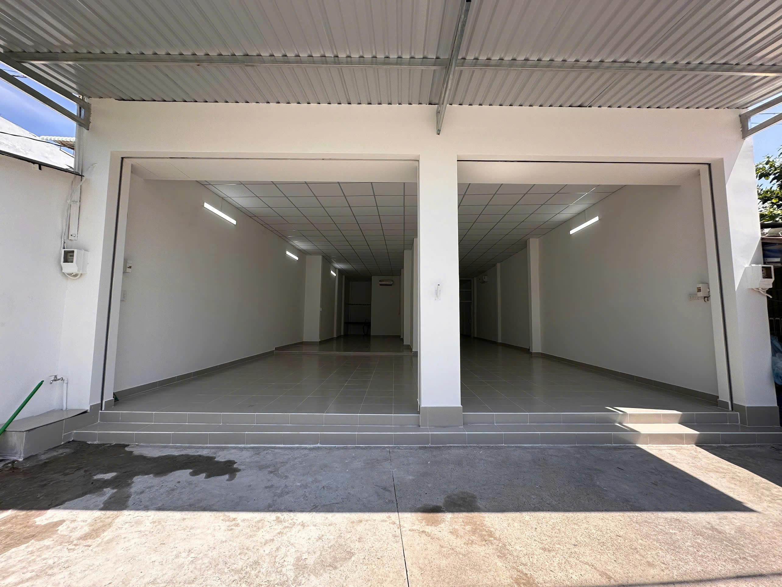 Cho thuê Nhà mặt tiền Quận 9, Hồ Chí Minh, Diện tích 160m², Giá 24 Triệu/tháng