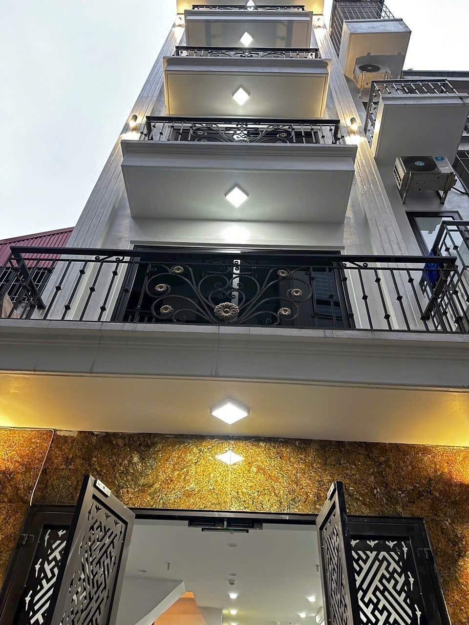CƯC HIẾM -  Ô TÔ TRÁNH – VIEW HỒ LINH ĐÀM – THANG MÁY 6 TẦNG - 61M2- MẶT TIỀN 4.5 - GIÁ 29.7 TỶ